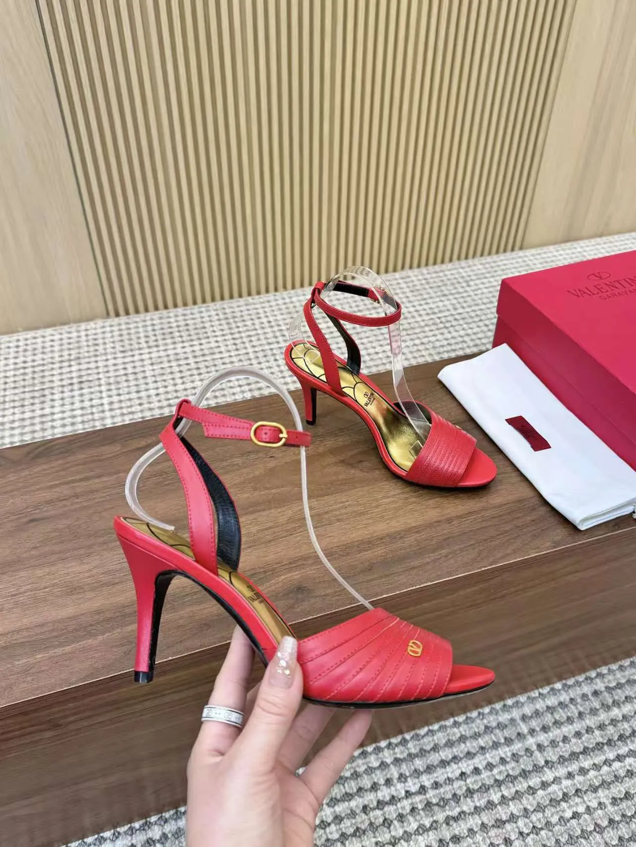 👟👟Ex-factory price 440👟👟 Genuine leather sole +40 Top version 𝑉𝐴𝐿𝐸𝑁𝑇𝐼𝑁𝑂 Valentino new spring and summer women's sandals worth buying ★Absolutely high-grade ❥Original method Absolute sensibility ❥Elegant style Create a different feeling Simple temperament style!  Code number: 35-41 (34-42 customized) Fabric: Imported sheepskin Lining: Lined sheepskin Heel height: 8 cm Leather outsole Rubber outsole
